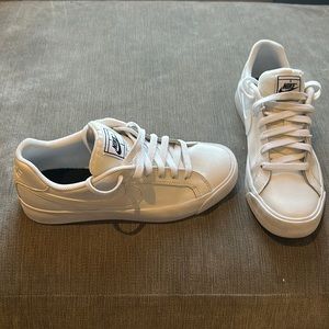 Sneakers NIKE like new SIZE 8
